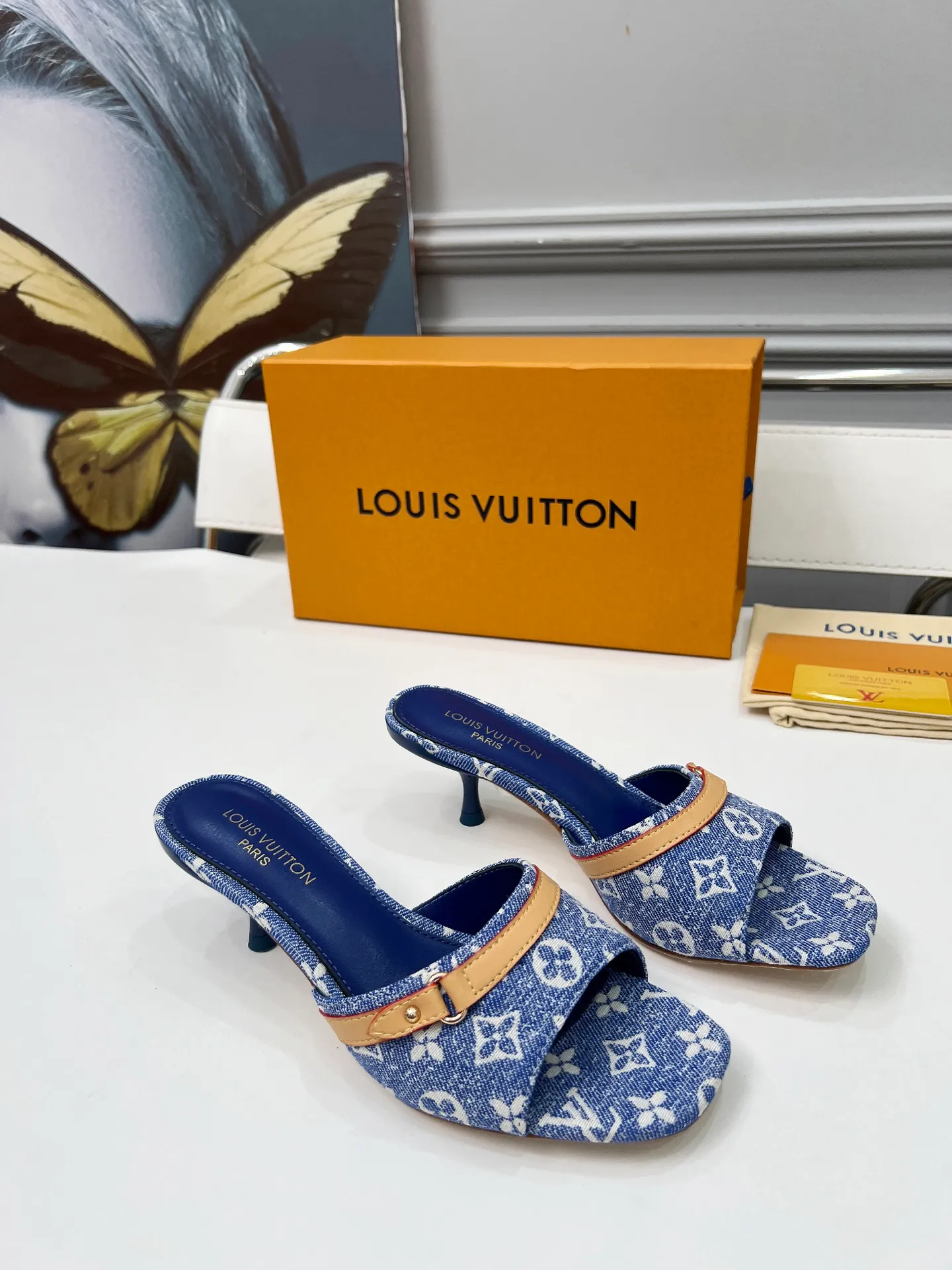 👟👟Ex-factory price 440👟👟 LV new denim kitten heel slippers 2025 summer must-have for goddesses, original replica, super comfortable on the feet. Show off the queen's temperament, the heel height is 9.5CM, which shows your temperament without being tiring. Leather outsole. Standard code: 35-42 (41 and 42 codes are customized, non-returnable and non-exchangeable)